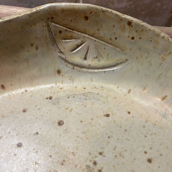 Pottery Dish with fruit engraved- Marking NIC 3-5 engraved on bottom - 🌻💕🌻 - Picture 2 of 7